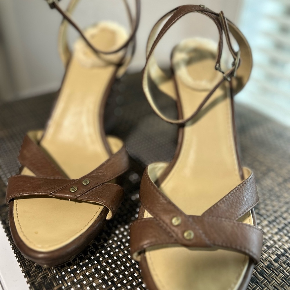 UGG ROCHELLE Brown Leather Wedge Sandals Size 7 - Picture 2 of 11